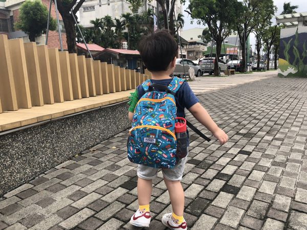 兒童背包推薦 HUGGER幼童背包嘟嘟火車，嗨 我是小肉包