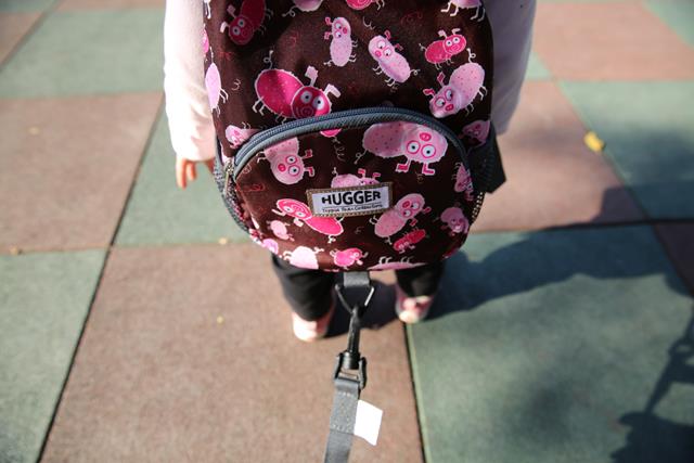 Hugger孩童防走失背包 ,輕量材質適合幼童使用,附防走失牽繩
