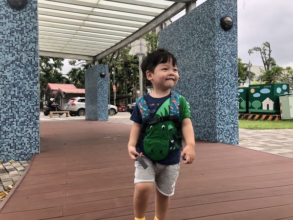 兒童背包推薦 HUGGER幼童背包嘟嘟火車，嗨 我是小肉包