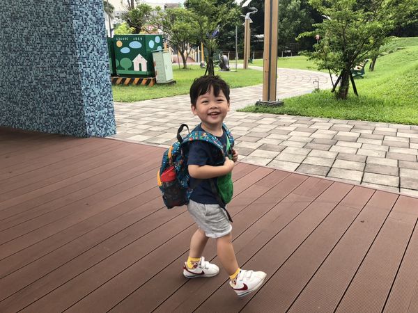 兒童背包推薦 HUGGER幼童背包嘟嘟火車，嗨 我是小肉包