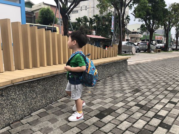 兒童背包推薦 HUGGER幼童背包嘟嘟火車，嗨 我是小肉包