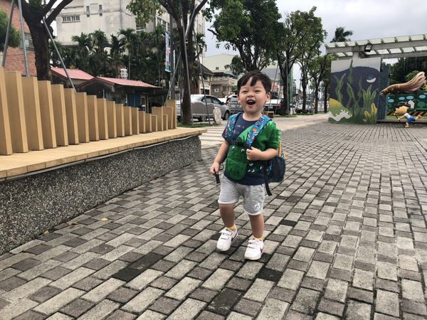 兒童背包推薦 HUGGER幼童背包嘟嘟火車，嗨 我是小肉包