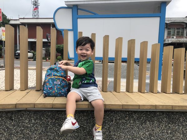 兒童背包推薦 HUGGER幼童背包嘟嘟火車，嗨 我是小肉包